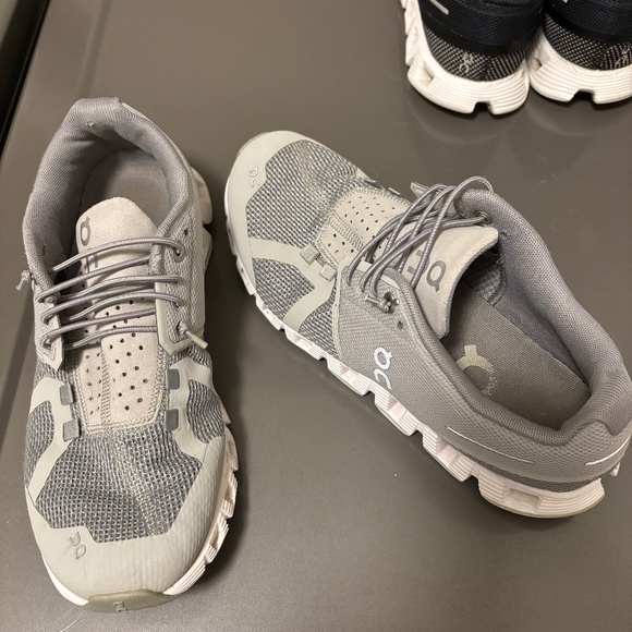 Women’s size 7 on running grey sneakers - Picture 1 of 4